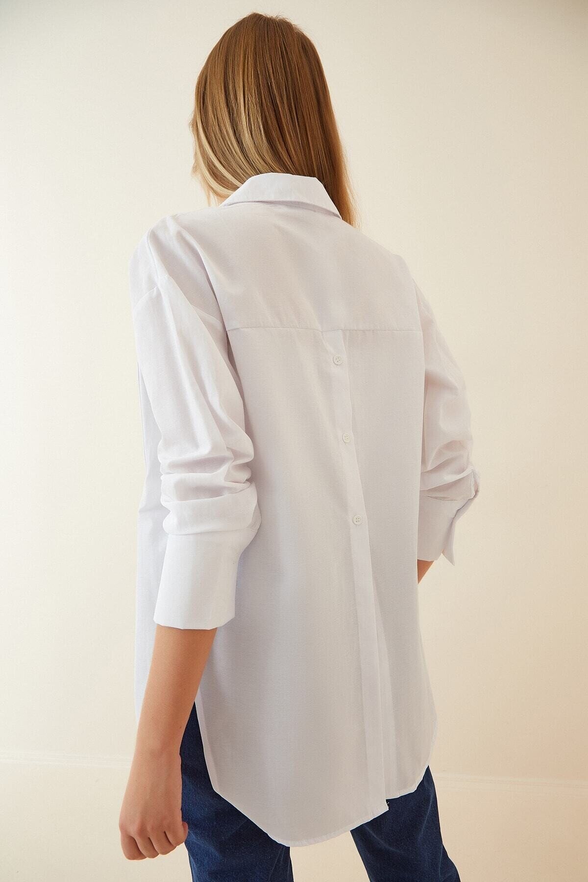 Kadın Beyaz Arkası Düğmeli Boyfriend Poplin Gömlek HZL22S-BD139521
