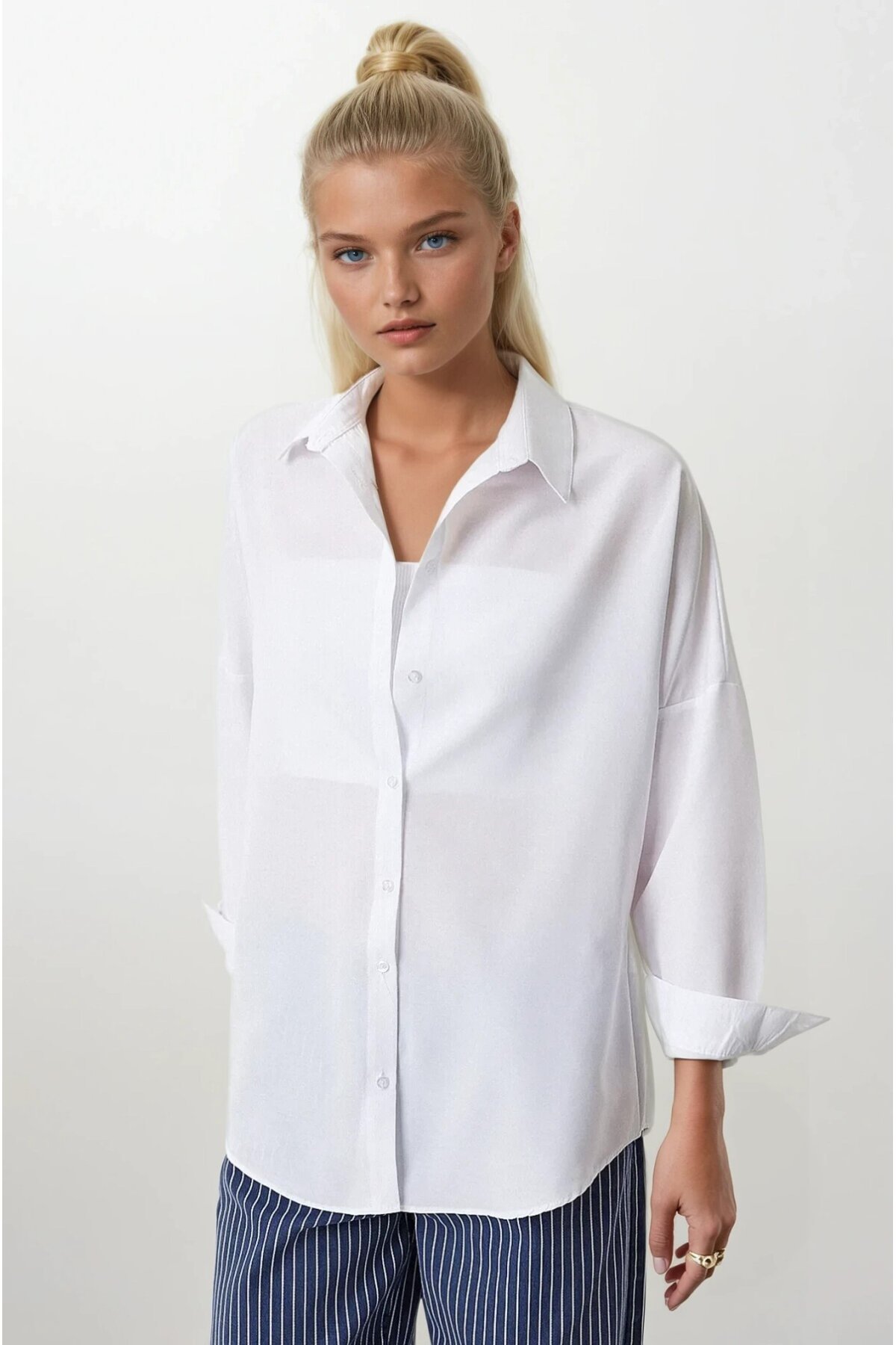 Kadın Beyaz Oversize Uzun Basic Gömlek HZL22W-BD139001