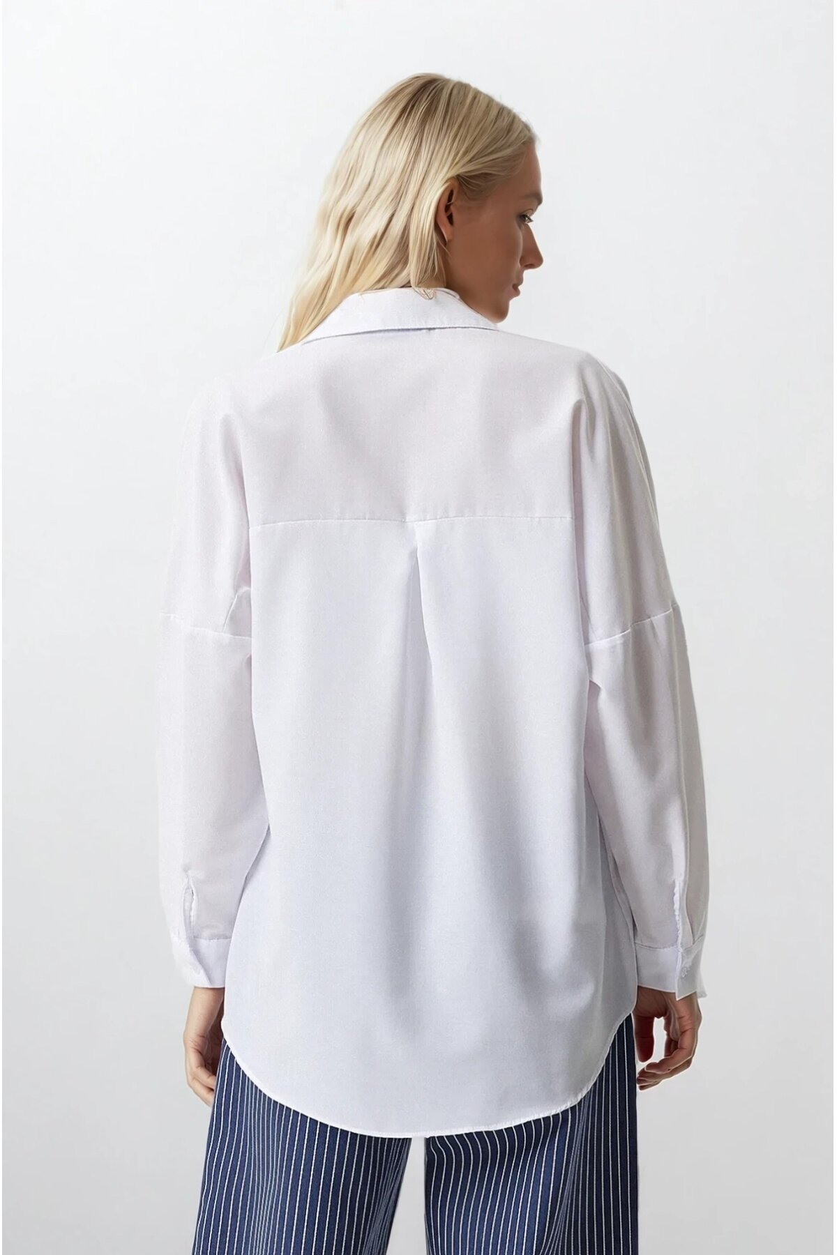Kadın Beyaz Oversize Uzun Basic Gömlek HZL22W-BD139001