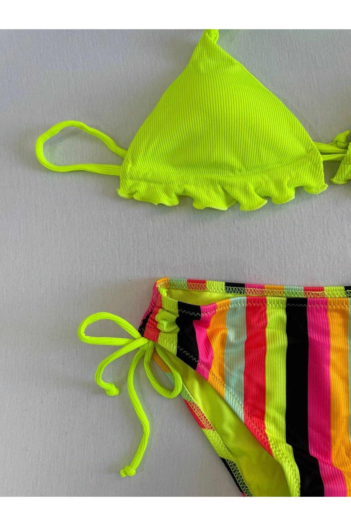 Kadın Neon Sarı Renk Desenli Boyundan Bağlamalı Bikini Takım HZL25S-LC3350