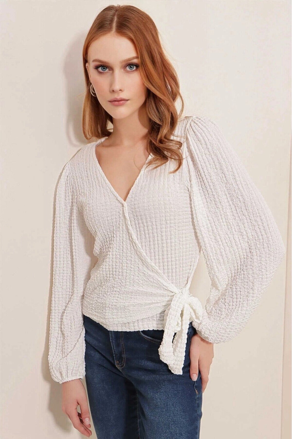 Kadın Beyaz Dokulu Anvelop Yaka Kuşaklı Trend Rahat Örme Bluz HZL23W-BD104411