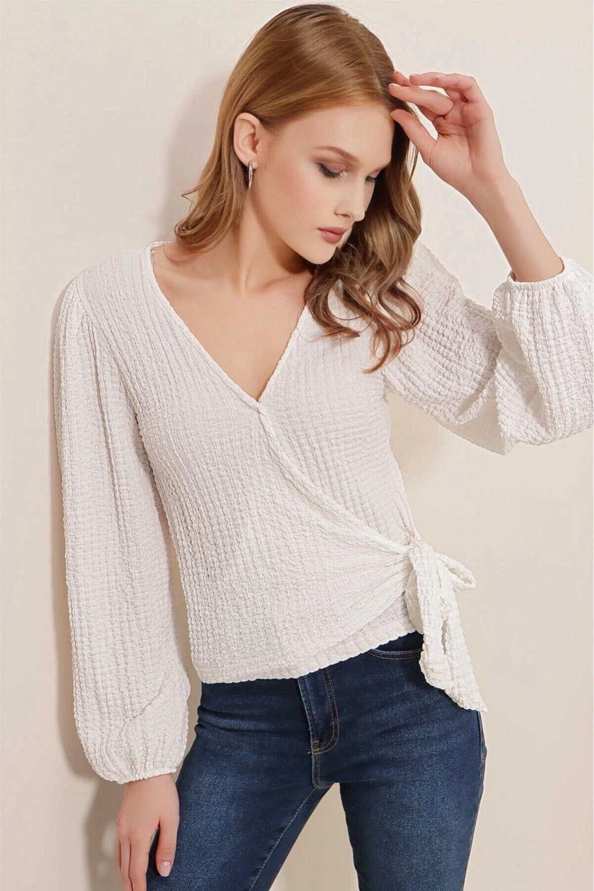 Kadın Beyaz Dokulu Anvelop Yaka Kuşaklı Trend Rahat Örme Bluz HZL23W-BD104411