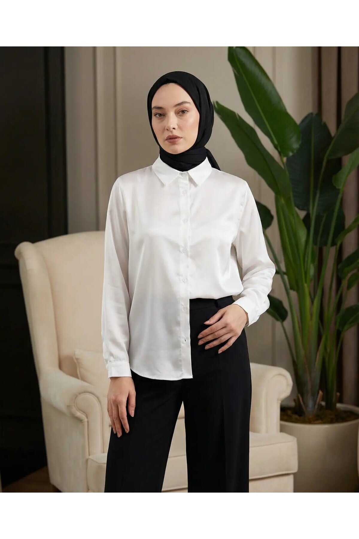 Kadın Beyaz Tesettür Küçük ve Büyük Bedenler Hafif Dökümlü Saten Yüzeyli Gömlek HZL25W-BD139641