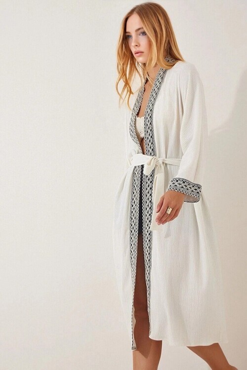 Kadın Beyaz Nakışlı Kuşaklı Uzun Kimono HZL22S-BD158651