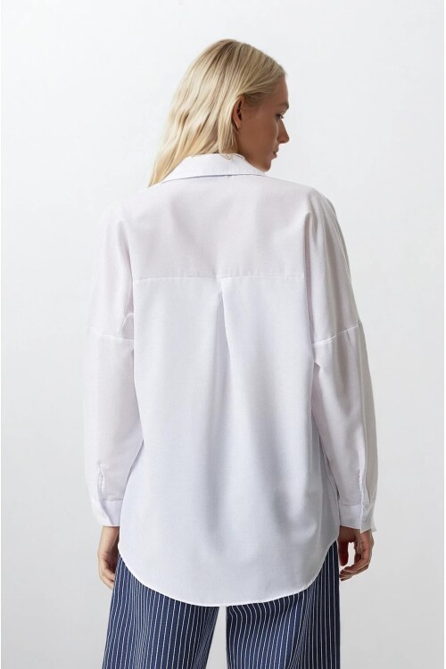 Kadın Beyaz Oversize Uzun Basic Gömlek HZL22W-BD139001
