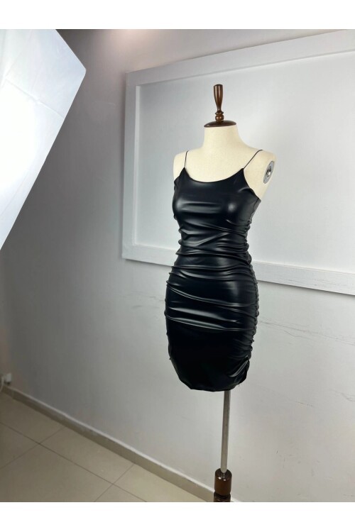 Kadın Siyah Askılı Drape Detaylı Suni Deri Mini Elbise HZL24S-FRY121711