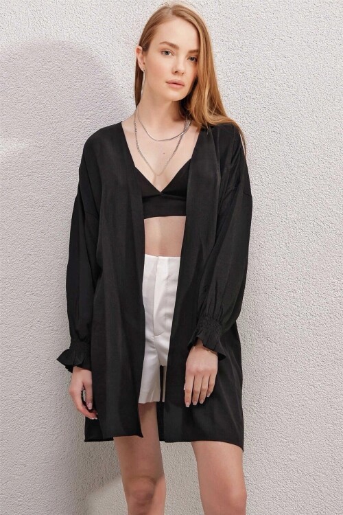 Kadın Siyah Kolu Fırfır Detaylı Lastikli Salaş Kimono HZL23S-BD158821